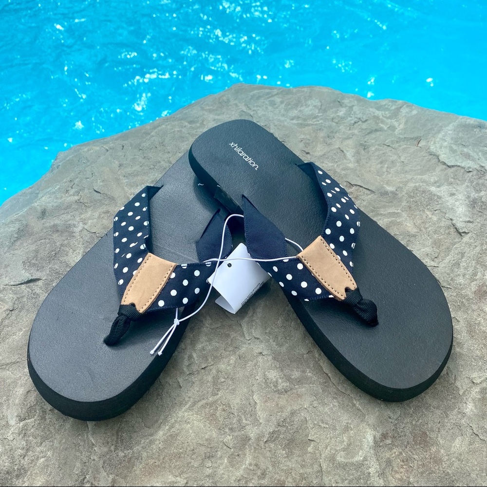 Xhilaration Women Navy/White Polka Dot Flip Flops